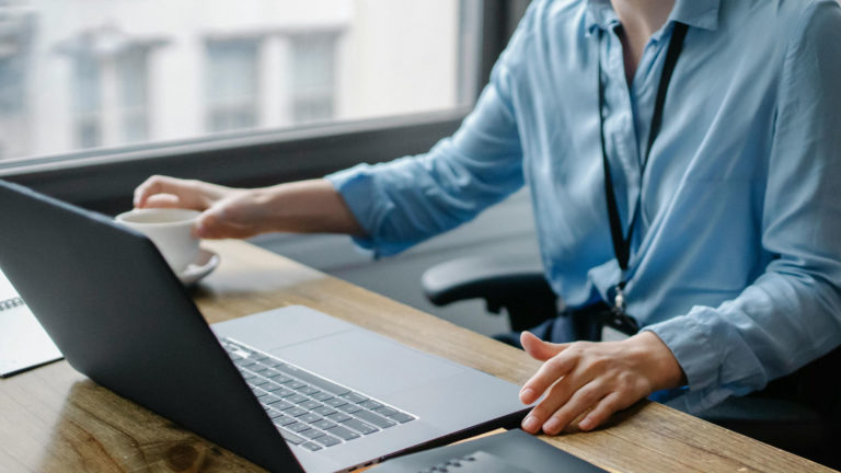 Docente per il corso di Microsoft Office per Lavorare in Azienda, in aula virtuale 3 Docente per il corso. imresizer